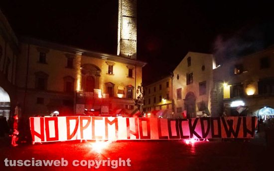 Viterbo - La manifestazione contro il Dpcm in piazza del comune
