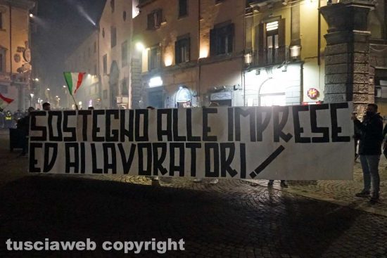 Viterbo - La manifestazione contro il Dpcm in piazza del comune