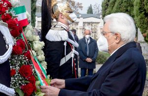 Castegnato - Il presidente Mattarella depone una corona di fiori in ricordo delle vittime del Coronavirus