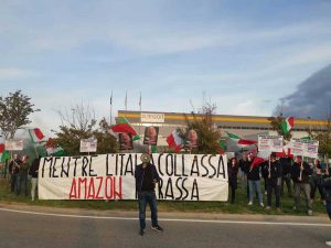 Blitz delle Mascherine Tricolori contro la sede Amazon a Passo Corese