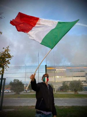 Blitz delle Mascherine Tricolori contro la sede Amazon a Passo Corese