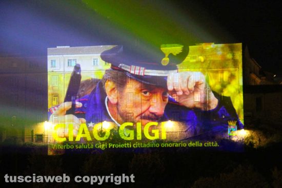 Viterbo - La proiezione di Gigi Proietti al Palazzo Papale