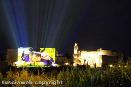 Viterbo - La proiezione di Gigi Proietti al Palazzo Papale