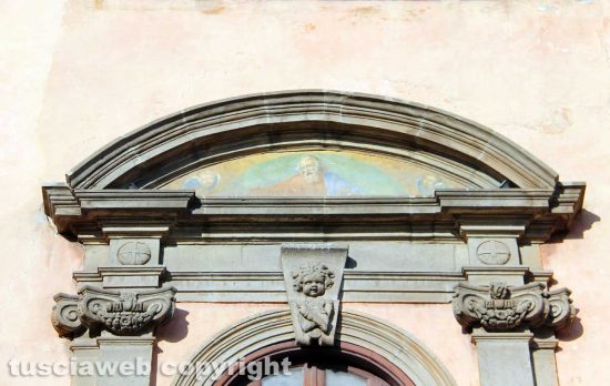 Viterbo - La lunetta affrescata del balcone di piazza del comune