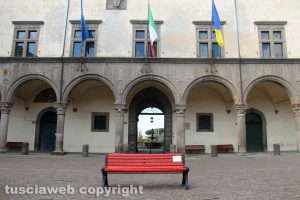 Viterbo - La panchina rossa in piazza del Plebiscito