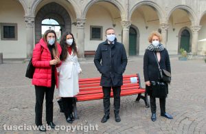 Viterbo - La panchina rossa in piazza del Plebiscito