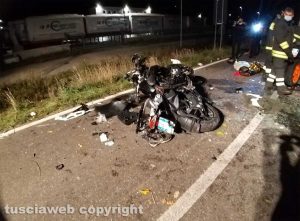 Bagnoregio - Auto si schianta contro due moto