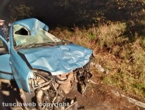 Bagnoregio - Auto si schianta contro due moto