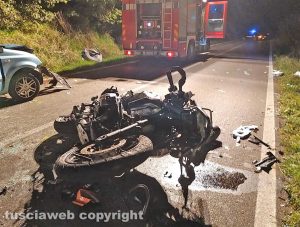 Bagnoregio - Auto si schianta contro due moto