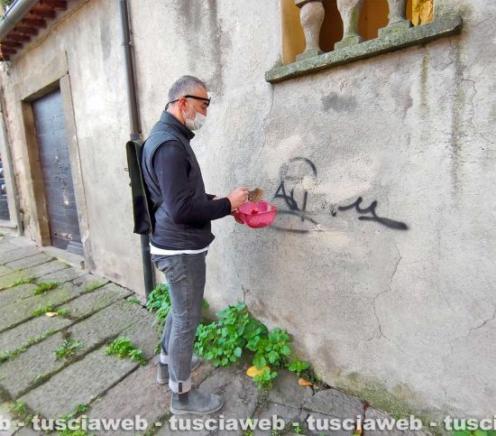 Viterbo - Raffaele Ascenzi ripulisce il muro di casa