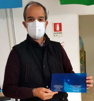 L'assessore Micci alla consegna dei porta mascherine all'Egidi