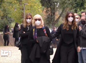 Roma - La diretta su Rai1 dei funerali di Gigi Proietti - La moglie e le figlie dell'attore
