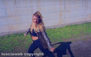Sabrina Campari balla nel video di "Position Chrome"
