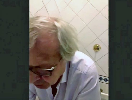 Vittorio Sgarbi collegato dal bagno