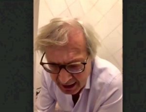 Vittorio Sgarbi collegato dal bagno