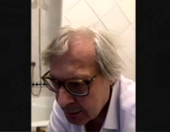 Vittorio Sgarbi collegato dal bagno