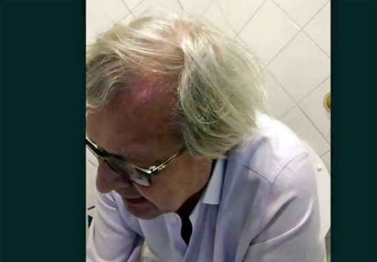 Vittorio Sgarbi collegato dal bagno