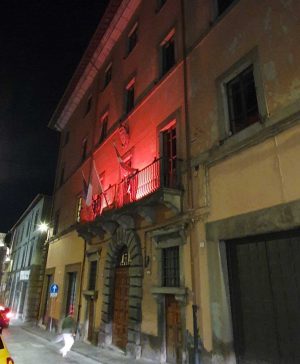 Palazzo Gentili si colora di rosso