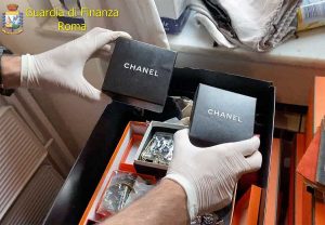 Roma - Finanza - Sequestrati 600 pezzi contraffatti, tra borse, cinture e portafogli