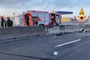 Empoli - Autocisterna in fiamme sulla superstrada Fi-Pi-Li
