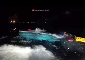 Lampedusa - Si ribalta imbarcazione con 31 migranti a bordo