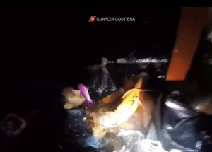 Lampedusa - Si ribalta imbarcazione con 31 migranti a bordo