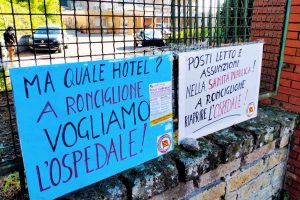 Ronciglione - La protesta di Rifondazione comunista davanti all'ospedale