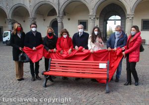 Viterbo - La panchina rossa a piazza del Plebiscito