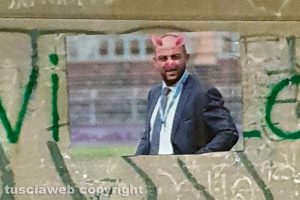 Viterbo - Uno dei cartelli contro Diego Foresti, ex dg della Viterbese