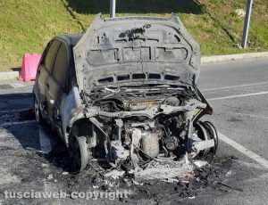 Viterbo - Auto a fuoco all'ospedale Belcolle