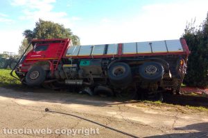 Tuscania - Camion perde il controllo e finisce in una cunetta