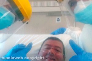 Viterbo - Stefano Mei e il personale sanitario di Belcolle