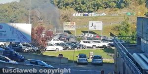 Viterbo - Auto a fuoco all'ospedale Belcolle