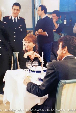 Viterbo - In alto Maurizio Iannaccone, sotto Stefania Sandrelli e Gigi Proietti sul set del Maresciallo Rocca