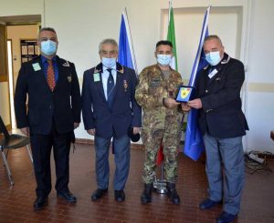Consegna della targa Ansi al sottufficiale di corpo del 7 reggimento 