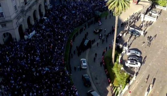 La folla ai funerali di Maradona