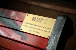 Roma - La panchina rossa all'ingresso della Regione Lazio