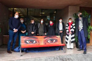Roma - La panchina rossa all'ingresso della Regione Lazio