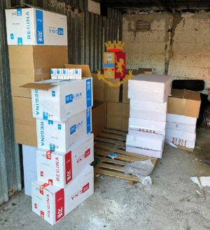 Napoli - Arrestati due uomini perché trovati con 325 chili di sigarette