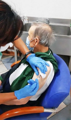 Coronavirus - Il primo anziano vaccinato nella Rsa Villa Santa Margherita di Montefiascone
