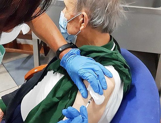 Coronavirus - Un anziano vaccinato