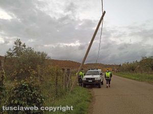 Montefiascone - Il palo telefonico pericolante in via del Lago