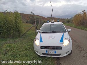Montefiascone - Il palo telefonico pericolante in via del Lago - L'intervento della polizia locale