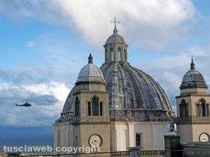 Montefiascone - L'elicottero dell'Esercito con l'immagine della Madonna delle Grazie 
