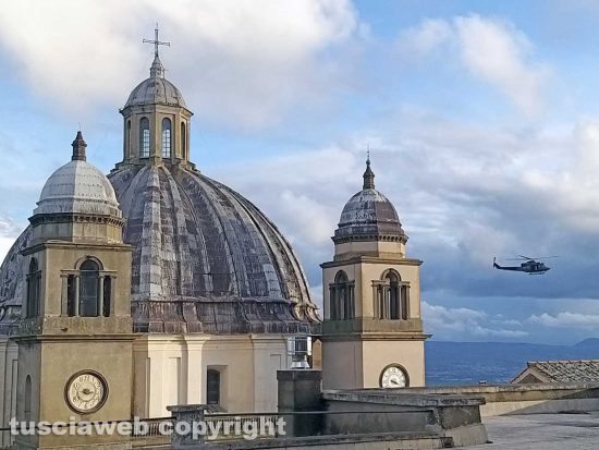 Montefiascone - L'elicottero dell'Esercito con l'immagine della Madonna delle Grazie