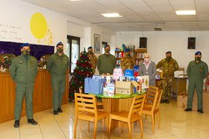 Viterbo - I militari dell’aviazione dell’esercito con la madre superiora suor Maria Zeffiro