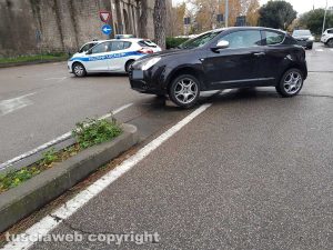 Viterbo - Piazzale Gramsci - Auto finisce sullo spartitraffico