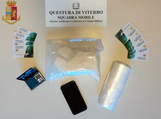 Squadra mobile - Una parte della droga e del materiale sequestrato