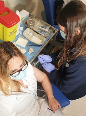 Roma - Claudia Alivernini somministra il vaccino alla dirigente delle professioni infermieristiche, Alessia De Angelis