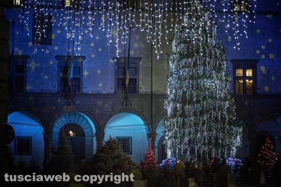 Viterbo - Illuminazioni di Natale a piazza del Comune - Foto di Maurizio di Giovancarlo (Tuscia Fotografia)